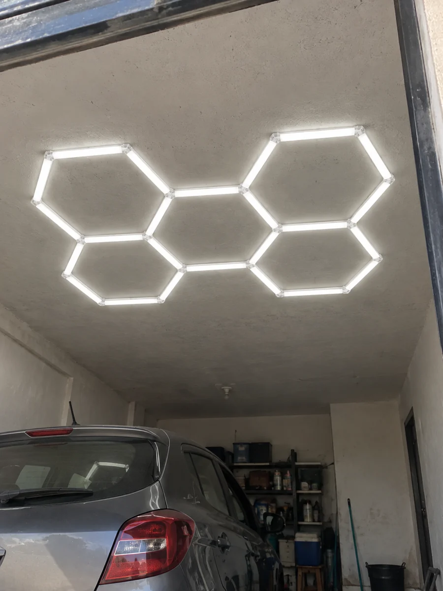 Hexora — garagem / luz fria — cena ilustrativa gerada por IA